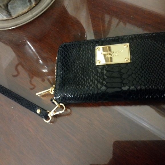 Michael Kors Jet Black Embossed Snake Skin Double Pocket Phone Wallet Wristlet - Picture 2 of 6